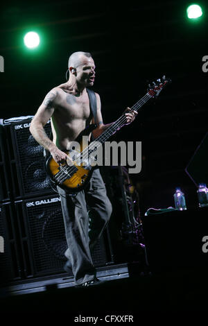 Die Red Hot Chili Peppers auf dem Coachella Valley Music and Arts Festival auf dem Empire Polo Felder 2007 in Indio, Kalifornien am 28. April 2007 durchführen.  Anthony Kiedis (Lead-Gesang - Weste in schwarz abgeschnitten) floh (Bass, backing-Vocals - kein Hemd) John Frusciante (Gitarre, backing-Vocals - gestreift Stockfoto