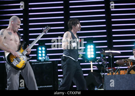 Die Red Hot Chili Peppers auf dem Coachella Valley Music and Arts Festival auf dem Empire Polo Felder 2007 in Indio, Kalifornien am 28. April 2007 durchführen.  Anthony Kiedis (Lead-Gesang - Weste in schwarz abgeschnitten) floh (Bass, backing-Vocals - kein Hemd) Chad Smith (Schlagzeug) Stockfoto