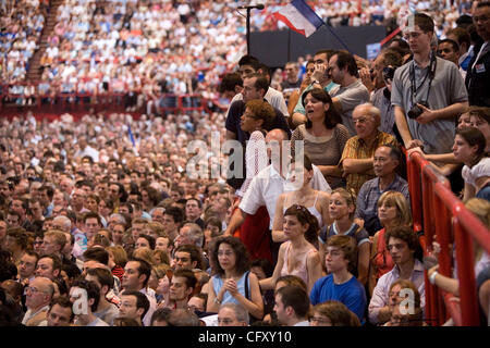 29. April 2007 - Paris, Frankreich - französische rechtsextreme Partei UMP Präsidentschaftskandidat Nicolas Sarkozy hält eine Rede zu Tausenden bei einem Treffen in Paris-Bercy Omnisports Stadion. (Kredit-Bild: © James Colburn/ZUMA Press) Stockfoto