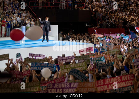 29. April 2007 - Paris, Frankreich - französische rechtsextreme Partei UMP Präsidentschaftskandidat Nicolas Sarkozy hält eine Rede zu Tausenden während einer Kundgebung am Stadion Omnisports Paris-Bercy. (Kredit-Bild: © James Colburn/ZUMA Press) Stockfoto