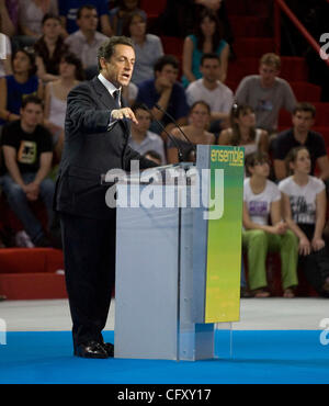 29. April 2007 - Paris, Frankreich - französische rechtsextreme Partei UMP Präsidentschaftskandidat NICOLAS SARKOZY hält eine Rede zu Tausenden während einer Kundgebung am Stadion Omnisports Paris-Bercy. (Kredit-Bild: © James Colburn/ZUMA Press) Stockfoto