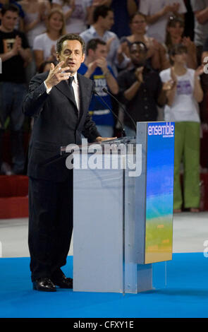 29. April 2007 - Paris, Frankreich - französische rechtsextreme Partei UMP Präsidentschaftskandidat NICOLAS SARKOZY hält eine Rede zu Tausenden während einer Kundgebung am Stadion Omnisports Paris-Bercy. (Kredit-Bild: © James Colburn/ZUMA Press) Stockfoto