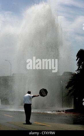 30. April 2007, SAN MARCOS, CA, USA , Sheriffs Department Volunteer TONY SOTA gerichtet Verkehr um einen Hydranten, der abgebrochen wurde, nachdem er von einem Lastwagen im Dolphin-Business-Park am Ranchero Drive in San Marcos um die Mittagszeit, 30.April überfahren.  Mandatory Credit: Foto von Dan Trevan/San Diego Stockfoto