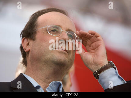 1. Mai 2007 - Paris, Frankreich - sozialistische Partei Kopf FRANCOIS HOLLANDE nach einer Ansprache von Französisch Präsidentschaftskandidatin Ségolène Royal Charlety Stadion im Süden von Paris. Hollande und Royal sind seit 25 Jahren Partner und haben vier Kinder. (Kredit-Bild: © James Colburn/ZUMA Press) Stockfoto