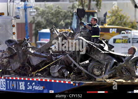 Wenige Tage nach der letzten Tankwagen Feuer im MacArthur Labyrinth Autobahn Austausch, werden die Reste des LKW auf einen Tieflader aus der Szene in Oakland, Kalifornien auf Dienstag, 1. Mai 2007 entfernt werden geladen. (Kristopher Skinner / Contra Costa Times) Stockfoto