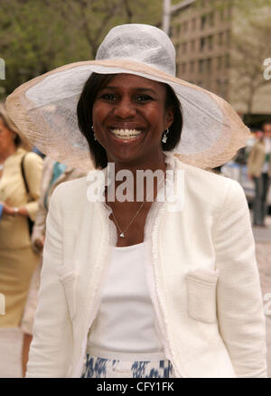 2. Mai 2007 - New York, NY, USA - neue Persönlichkeit DEBORAH ROBERTS bei der Ankunft für die 25. jährliche Frederick Law Olmsted Mittagessens liebevoll bekannt als das "Hut-Mittagessen" im Central Park Conservatory Garden statt. (Kredit-Bild: © Nancy Kaszerman/ZUMA Press) Stockfoto