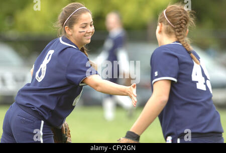 Carlmont High School Athleten Kelly Cunningham, links, und Mimi Krutein zu feiern, während ein Softball-Sieg gegen Burlingame Donnerstag, 3. Mai 2007, in Belmont, Kalifornien (Ron Lewis/San Mateo County Times) Stockfoto