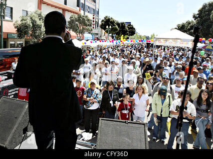 Mitglied der Band La Flota unterhalten das Publikum während der jährlichen 5 de Mayo-Parade und Festival International Boulevard in Oakland, Kalifornien, am Samstag, 5. Mai 2007. (Ray Chavez/der Oakland Tribune) Stockfoto