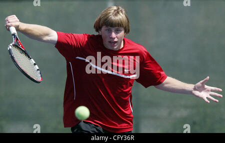 Monte Vista Greg Ray schlägt einen Rückhand Volley in seinen nördlichen Küstenabschnitt Halbfinale Doppel-Match an James Logan High School in Union City, Kalifornien auf Samstag, 5. Mai 2007.  (Anda Chu/Fremont Argus) Stockfoto