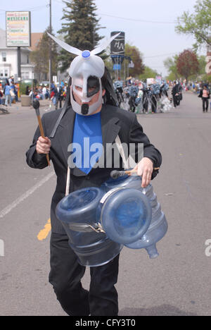 6. Mai 2007 - Minneapolis, MN, USA - 33. jährlichen May Day Parade feiert Leben spendende Wasser und Kritik seiner Ausbeutung, Verschwendung und Verschmutzung. Herz des Tieres Theaters geschaffen das Thema und wichtigsten Marionetten und hin-und Herbewegungen durch Community-based Workshops. (Kredit-Bild: © Sean Smuda/ZUMA Press) Stockfoto