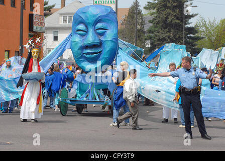 6. Mai 2007 - Minneapolis, MN, USA - 33. jährlichen May Day Parade feiert Leben spendende Wasser und Kritik seiner Ausbeutung, Verschwendung und Verschmutzung. Herz des Tieres Theaters geschaffen das Thema und wichtigsten Marionetten und hin-und Herbewegungen durch Community-based Workshops. (Kredit-Bild: © Sean Smuda/ZUMA Press) Stockfoto