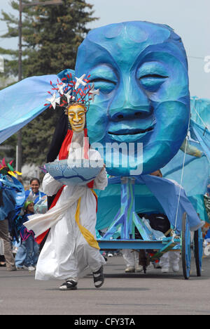 6. Mai 2007 - Minneapolis, MN, USA - 33. jährlichen May Day Parade feiert Leben spendende Wasser und Kritik seiner Ausbeutung, Verschwendung und Verschmutzung. Herz des Tieres Theaters geschaffen das Thema und wichtigsten Marionetten und hin-und Herbewegungen durch Community-based Workshops. (Kredit-Bild: © Sean Smuda/ZUMA Press) Stockfoto