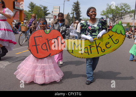 6. Mai 2007 - Minneapolis, MN, USA - 33. jährlichen May Day Parade feiert Leben spendende Wasser und Kritik seiner Ausbeutung, Verschwendung und Verschmutzung. Herz des Tieres Theaters geschaffen das Thema und wichtigsten Marionetten und hin-und Herbewegungen durch Community-based Workshops. (Kredit-Bild: © Sean Smuda/ZUMA Press) Stockfoto