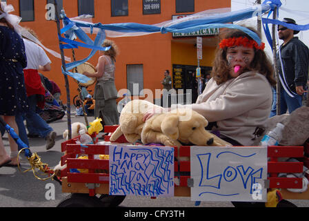 6. Mai 2007 - Minneapolis, MN, USA - 33. jährlichen May Day Parade feiert Leben spendende Wasser und Kritik seiner Ausbeutung, Verschwendung und Verschmutzung. Herz des Tieres Theaters geschaffen das Thema und wichtigsten Marionetten und hin-und Herbewegungen durch Community-based Workshops. (Kredit-Bild: © Sean Smuda/ZUMA Press) Stockfoto