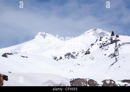 8. Mai 2007 - Nord-Kaukasus, Elbrus, Russische Föderation - Nahaufnahme von Twin Peaks des Mount Elbrus im Nordkaukasus South Western Russlands. Mount Elbrus ist Europas höchste Berg auf 4700 Meter. (Kredit-Bild: © Marina Culligan/ZUMA Press) Stockfoto