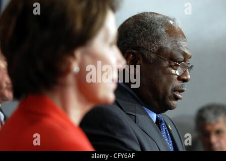 8. Mai 2007 - Washington, DC, USA - Sprecher des Repräsentantenhauses NANCY PELOSI (D -CA) Plays zu Haus Mehrheit Peitsche JAMES CLYBURN (D -SC) sprechen Sie mit Journalisten über die Demokraten Energie-Agenda, die mit "Energy Independence Day" am 4. Juli gipfelt. Die Demokraten planen eine Reihe von Anhörungen Blick auf die o Stockfoto