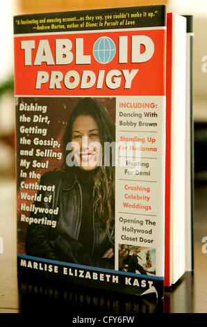 Dienstag, 8. Mai 2007, San Marcos, Kalifornien, USA Marlise Elizabeth Kast Buch, Tabloid Prodigy ist eine 352 Seiten Abhandlung über das Arbeiten bei Prominenten Boulevardpresse.  Das Projekt dauerte ein Jahr für Kast zu beenden.   Mandatory Kredit: Foto von Sean DuFrene/San Diego Union-Tribune/Zuma Press.  Copyright 2007, San Stockfoto