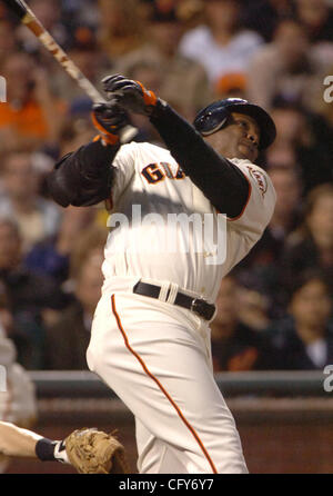 San Francisco Giants Slugger Barry Bonds verbindet für seine 745th Karriere-Homerun während der Aktion gegen die New York Mets Dienstag, 8. Mai 2007, im AT&T Park in San Francisco, Kalifornien (Ron Lewis/San Mateo County Times) Stockfoto