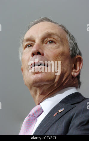 NY PAPIERE HERAUS. Bürgermeister Michael Bloomberg sprechen während der Zeremonie. Goldman Sachs Group, Inc. und lokale Politiker halten einen Spatenstich den Baubeginn des neuen Welt in lower Manhattan zu verkünden. Die umweltbewusste 43 Etagen werden lo Stockfoto