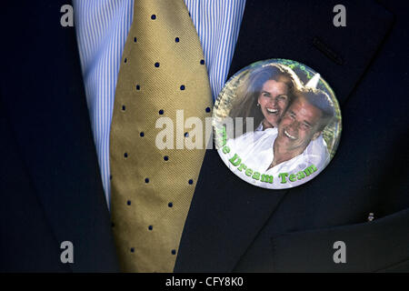 5. Januar 2007 trägt - Sacramento, CA, USA - Fan ein Gouverneur Arnold Schwarzenegger und Marie Shriver Button, als er die Eröffnungsfeier an der Memorial Auditorium betritt. Stockfoto