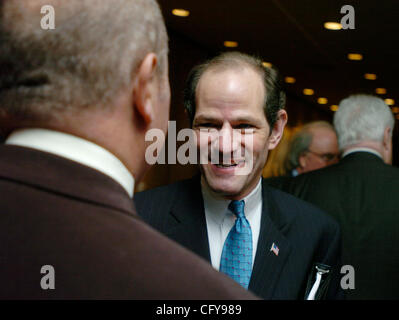 New Yorker Gouverneur Eliot Spitzer richtet sich Mitglieder und Gäste des Vereins für eine bessere New York (ABNY) bei einem Frühstück im Hilton New York Hotel in Midtown. Stockfoto