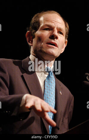 New Yorker Gouverneur Eliot Spitzer richtet sich Mitglieder und Gäste des Vereins für eine bessere New York (ABNY) bei einem Frühstück im Hilton New York Hotel in Midtown. Stockfoto