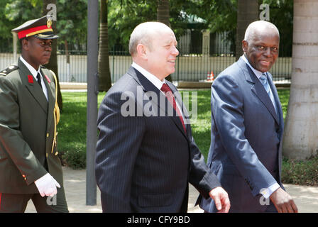 Der russische Premierminister Mikhail Fradkov besucht Angola. Mikhail Fradkov mit Präsident von Angola José Eduardo Dos Santos(r). (Kredit-Bild: © PhotoXpress/ZUMA Press) Einschränkungen: Nord- und Südamerika Rechte nur! Stockfoto