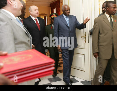 Der russische Premierminister Mikhail Fradkov besucht Angola. Mikhail Fradkov mit Präsident von Angola José Eduardo Dos Santos(r). (Kredit-Bild: © PhotoXpress/ZUMA Press) Einschränkungen: Nord- und Südamerika Rechte nur! Stockfoto