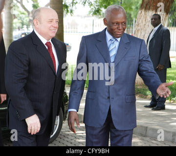 Der russische Premierminister Mikhail Fradkov besucht Angola. Mikhail Fradkov mit Präsident von Angola José Eduardo Dos Santos(r). (Kredit-Bild: © PhotoXpress/ZUMA Press) Einschränkungen: Nord- und Südamerika Rechte nur! Stockfoto