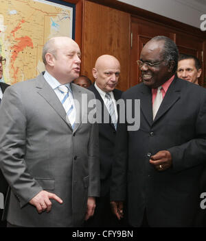 President of Namibia Hifikepunye Pohamba(r) traf sich mit russischen Premierminister Mikhail Fradkov in Namibia.    (Kredit-Bild: © PhotoXpress/ZUMA Press) Einschränkungen: Nord- und Südamerika Rechte nur! Stockfoto