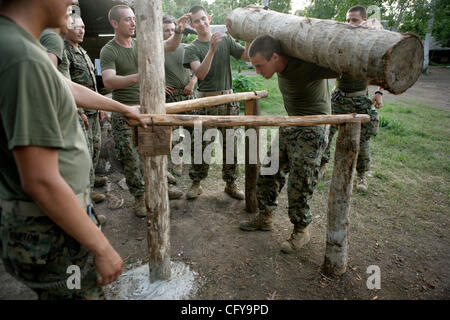 27. April 2007 - Isabela City, Basilan, Philippinen - US-Truppen aus dem Camp Pendleton-basierte 3. Bataillon, jubeln 1. marinen einander auf bei dem Versuch, ein 200-lb Kokosnuss-Protokoll bei der lokalen Brigade in Isabela City, Südphilippinen heben. (Bild Kredit: Ryan Anson/ZUMAPRESS.com ©) Stockfoto