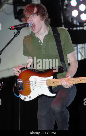 27. April 2007 Indio, CA; USA, Musiker DAVE Mönche von der Band TOKYO POLICE CLUB tritt im Rahmen des 2007 mit Sitz in Indio Coachella Music and Arts Festival, die The Empire Polofeld stattfand.  Das dreitägige Festival zieht mehr als 60.000 Fans pro Tag, die von allen über der Reisen der Stockfoto