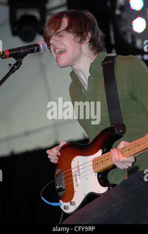 27. April 2007 Indio, CA; USA, Musiker DAVE Mönche von der Band TOKYO POLICE CLUB tritt im Rahmen des 2007 mit Sitz in Indio Coachella Music and Arts Festival, die The Empire Polofeld stattfand.  Das dreitägige Festival zieht mehr als 60.000 Fans pro Tag, die von allen über der Reisen der Stockfoto