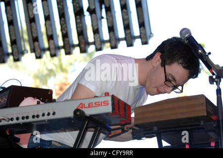 27. April 2007 Indio, CA; USA, Musiker GRAHAM WRIGHT von der Band TOKYO POLICE CLUB tritt im Rahmen des 2007 mit Sitz in Indio Coachella Music and Arts Festival, die The Empire Polofeld stattfand.  Das dreitägige Festival zieht mehr als 60.000 Fans pro Tag, die aus ganzen der Reisen Stockfoto