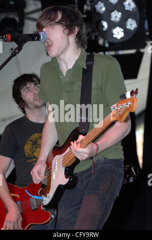 27. April 2007 Indio, CA; USA, Musiker DAVE Mönche von der Band TOKYO POLICE CLUB tritt im Rahmen des 2007 mit Sitz in Indio Coachella Music and Arts Festival, die The Empire Polofeld stattfand.  Das dreitägige Festival zieht mehr als 60.000 Fans pro Tag, die von allen über der Reisen der Stockfoto