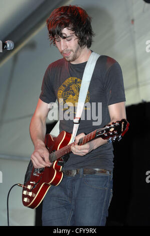 27. April 2007 Indio, CA; USA, Musiker JOSH Haken von der Band TOKYO POLICE CLUB tritt im Rahmen des 2007 mit Sitz in Indio Coachella Music and Arts Festival, die The Empire Polofeld stattfand.  Das dreitägige Festival zieht mehr als 60.000 Fans pro Tag, die von allen über der Reisen der Stockfoto