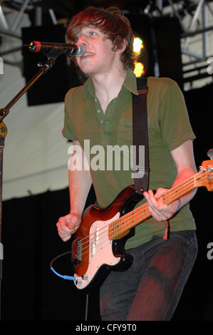 27. April 2007 Indio, CA; USA, Musiker DAVE Mönche von der Band TOKYO POLICE CLUB tritt im Rahmen des 2007 mit Sitz in Indio Coachella Music and Arts Festival, die The Empire Polofeld stattfand.  Das dreitägige Festival zieht mehr als 60.000 Fans pro Tag, die von allen über der Reisen der Stockfoto