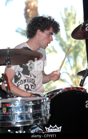 27. April 2007 Indio, CA; USA, führt Schlagzeuger GREG ALSOP von der Band TOKYO POLICE CLUB live im Rahmen des 2007 mit Sitz in Indio Coachella Music and Arts Festival, die The Empire Polofeld stattfand.  Das dreitägige Festival zieht mehr als 60.000 Fans pro Tag, die von allen über der Reisen der Stockfoto