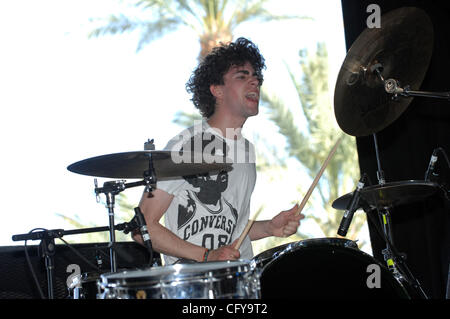 27. April 2007 Indio, CA; USA, führt Schlagzeuger GREG ALSOP von der Band TOKYO POLICE CLUB live im Rahmen des 2007 mit Sitz in Indio Coachella Music and Arts Festival, die The Empire Polofeld stattfand.  Das dreitägige Festival zieht mehr als 60.000 Fans pro Tag, die von allen über der Reisen der Stockfoto