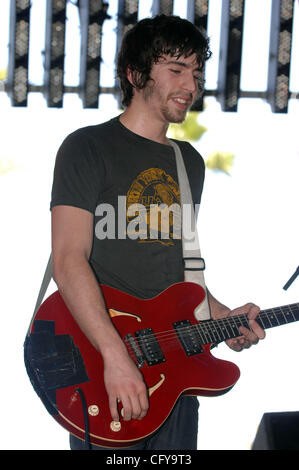 27. April 2007 Indio, CA; USA, Musiker JOSH Haken von der Band TOKYO POLICE CLUB tritt im Rahmen des 2007 mit Sitz in Indio Coachella Music and Arts Festival, die The Empire Polofeld stattfand.  Das dreitägige Festival zieht mehr als 60.000 Fans pro Tag, die von allen über der Reisen der Stockfoto