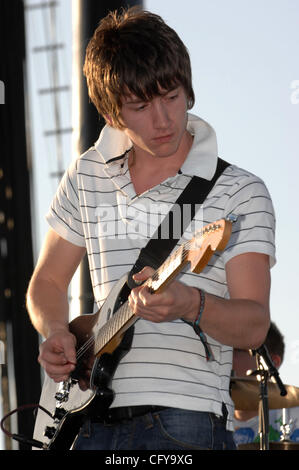 27. April 2007 Indio, CA; USA, Musiker ARCTIC MONKEYS führt live als Teil des Coachella Music and Arts Festival, die The Empire Polofeld stattfand in Indio befindet sich 2007.  Das dreitägige Festival zieht mehr als 60.000 Fans pro Tag, die von allen über dem Land zu sehen, eine Vielzahl von Reisen Stockfoto