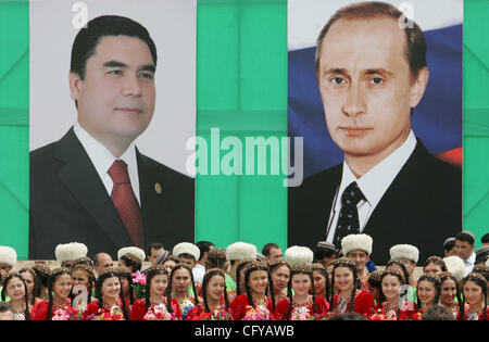 Der russische Präsident Vladimir Putin Turkmenistan besuchen. Porträts von Präsident Putin und turkmenische Präsident Gurbanguly Berdymukhammedov in zentralen Aschchabad. Stockfoto