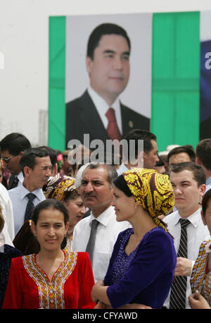 Der russische Präsident Vladimir Putin Turkmenistan besuchen. Porträt der turkmenische Präsident Gurbanguly Berdymukhammedov in zentralen Aschchabad. Stockfoto