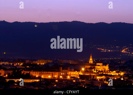 Cordoba. Vista de Cordoba Desde Las Afueras De La Ciudad con la Mezquita Iluminada, Cordoba. Beleuchtete große Moschee und Bogenbrücke in Cordoba in der Abenddämmerung Stockfoto