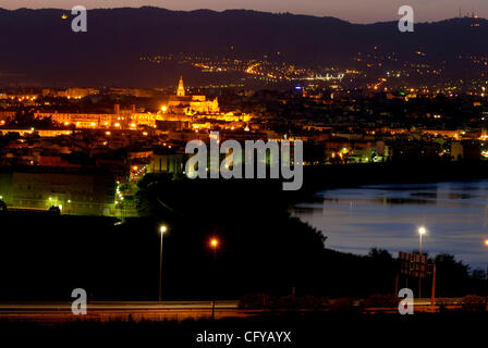 Cordoba. Vista de Cordoba Desde Las Afueras De La Ciudad con la Mezquita Iluminada, Cordoba. Beleuchtete große Moschee und Bogenbrücke in Cordoba in der Abenddämmerung Stockfoto