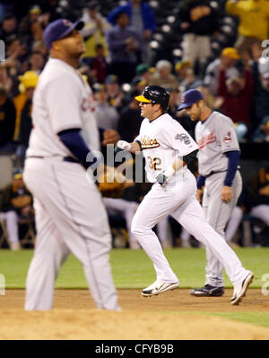 Oakland Athletics Jack Cust, Center, läuft die Grundlagen, nachdem seine beiden Cleveland Indians ab Krug c.c. Sabathia, links, während der siebten Inning Homerun weglaufen der McAfee Coliseum in Oakland, Kalifornien, auf Freitag, 11. Mai 2007. (Ray Chavez/der Oakland Tribune) Stockfoto