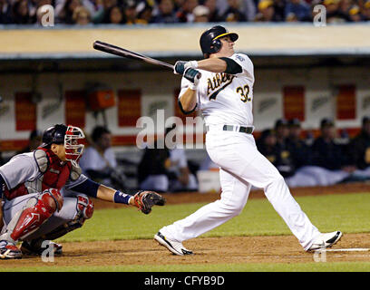 Oakland Athletics Jack Cust, Recht, folgt seine beiden weglaufen Homerun ab Cleveland Indians Krug c.c. Sabathia als Catcher Victor Martinez auf während der siebten Inning blickt der McAfee Coliseum in Oakland, Kalifornien, auf Freitag, 11. Mai 2007. (Ray Chavez/der Oakland Tribune) Stockfoto