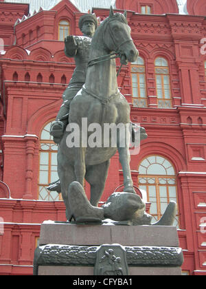 12. Mai 2007 - Moskau, Russland - die Statue des Marschall Georgy Zhukov in zentrale Moskau, Russland, Held im Kampf gegen Nazi-Deutschland im 2. Weltkrieg. Im Jahr 1917 kam der bolschewistische Führer Lenin aus dem Exil zum Sturz des Regimes von den imperialistischen Tsar Nicholas Romanov und führen die russischen Revolu Stockfoto