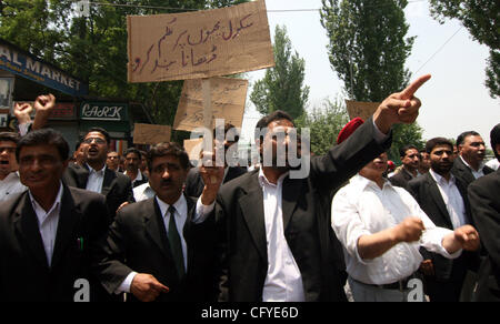 Kashmiri Anwalt ruft pro Freiheit Parolen, wie sie durch die Straßen von zentralen Srinagar bei einer Protestkundgebung, 15. Mai 2007 marschieren. Demonstranten protestierten gegen Alleaged, Humam Rechtsverletzung in Jammu und Kaschmir von indischen Security Foto/ALTAF ZARGAR Kräfte Stockfoto