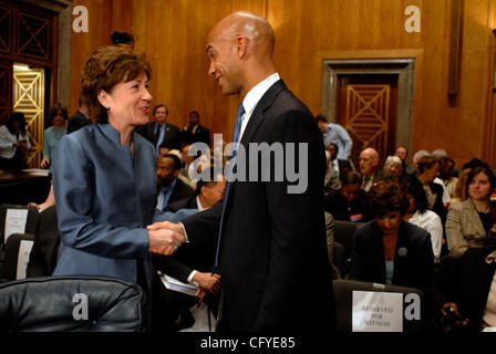 15. Mai 2007 - Washington, DC, USA - ADRIAN FENTY, Bürgermeister von Washington Größen Senator SUSAN COLLINS (R -ME) vor Zeugen für die Senate Committee on Governmental Affairs and Homeland Security in einer mündlichen Verhandlung über die Gewährung des District Of Columbia eines vollen stimmberechtigten Vertreters im Haus. Eine Rechnung gran Stockfoto